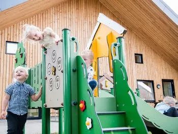 Miniplay Filippa with children in dialogue at the mood barometer